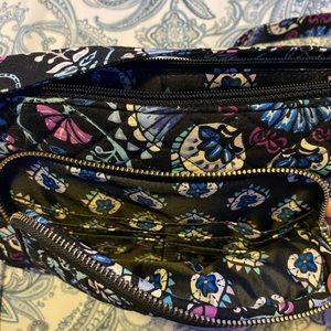This is a new good condition medium sized Vera Bradley bag never worn!